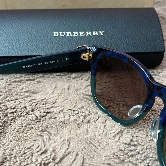 Burberry sunglasses - Picture 3 of 5